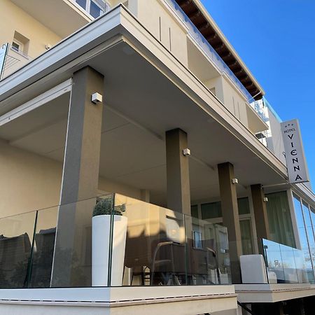 Hotel Vienna Rivazzurra Rimini Bagian luar foto