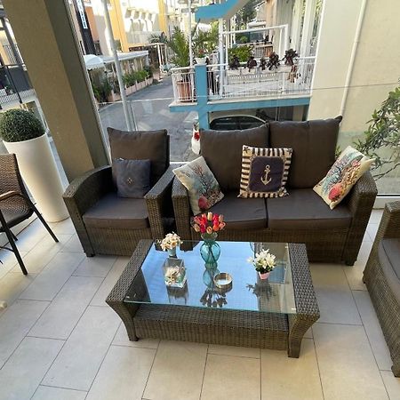 Hotel Vienna Rivazzurra Rimini Bagian luar foto