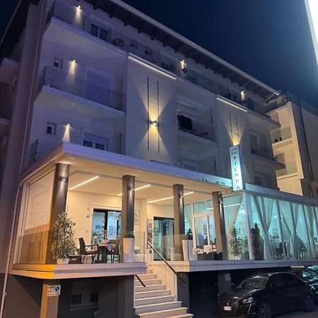 Hotel Vienna Rivazzurra Rimini Bagian luar foto
