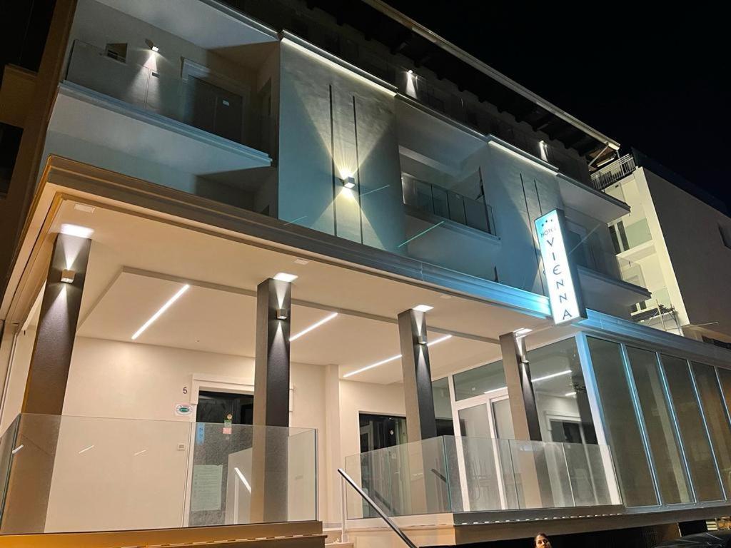 Hotel Vienna Rivazzurra Rimini Bagian luar foto