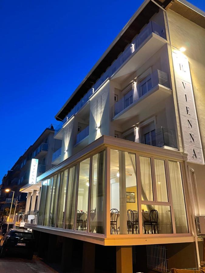 Hotel Vienna Rivazzurra Rimini Bagian luar foto
