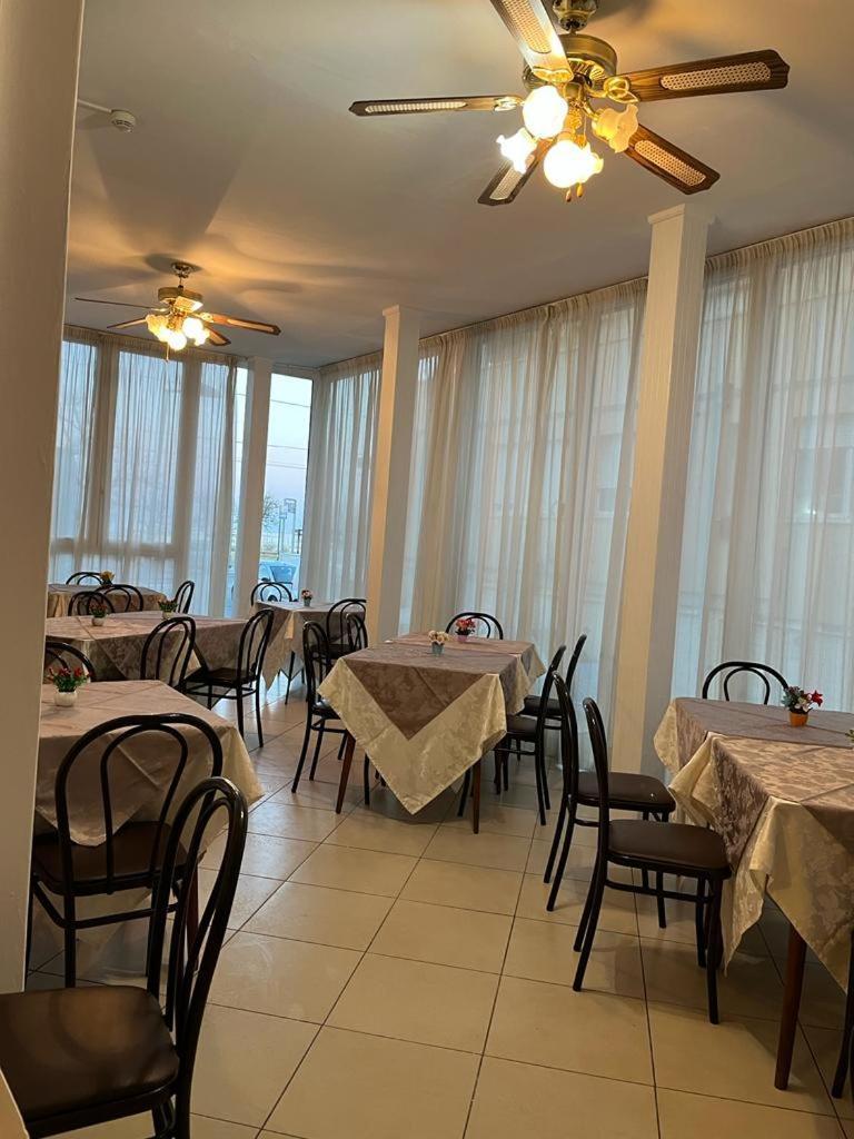 Hotel Vienna Rivazzurra Rimini Bagian luar foto