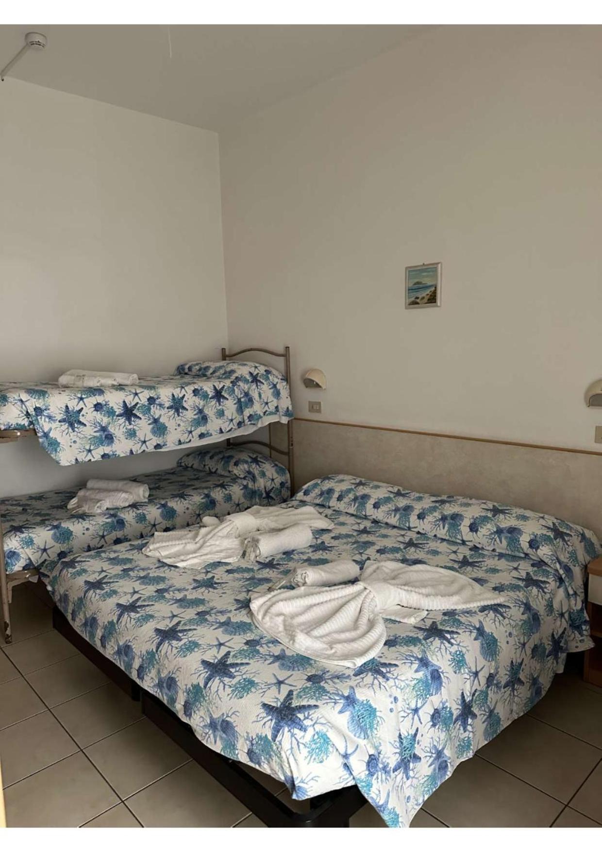 Hotel Vienna Rivazzurra Rimini Bagian luar foto