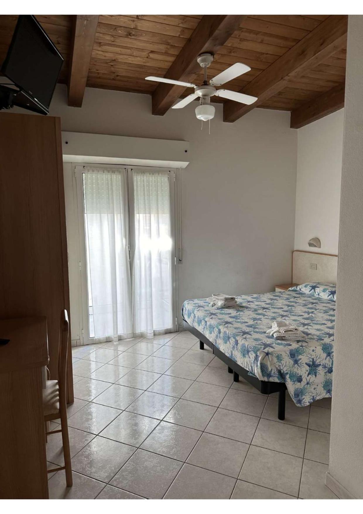 Hotel Vienna Rivazzurra Rimini Bagian luar foto
