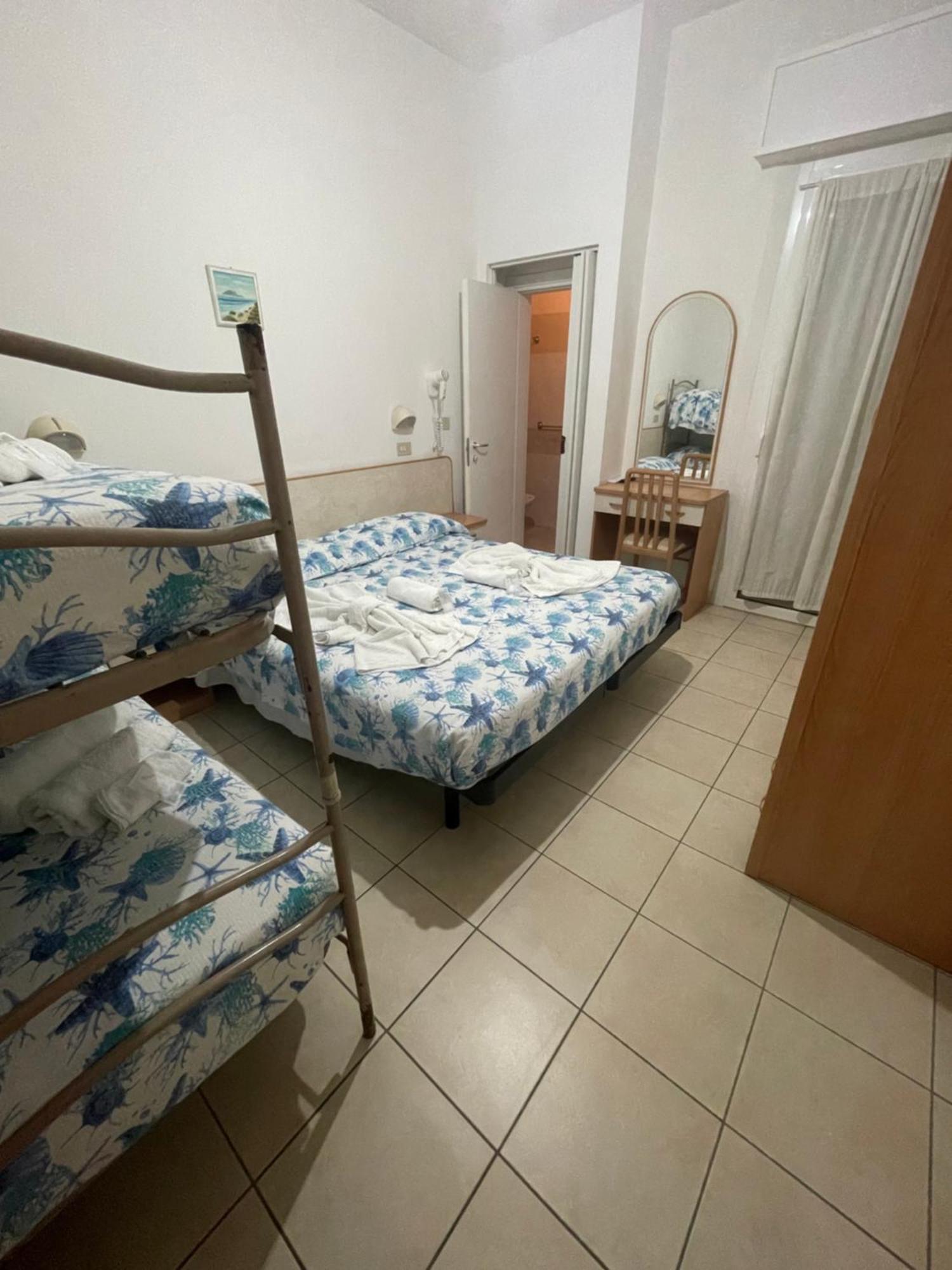 Hotel Vienna Rivazzurra Rimini Bagian luar foto