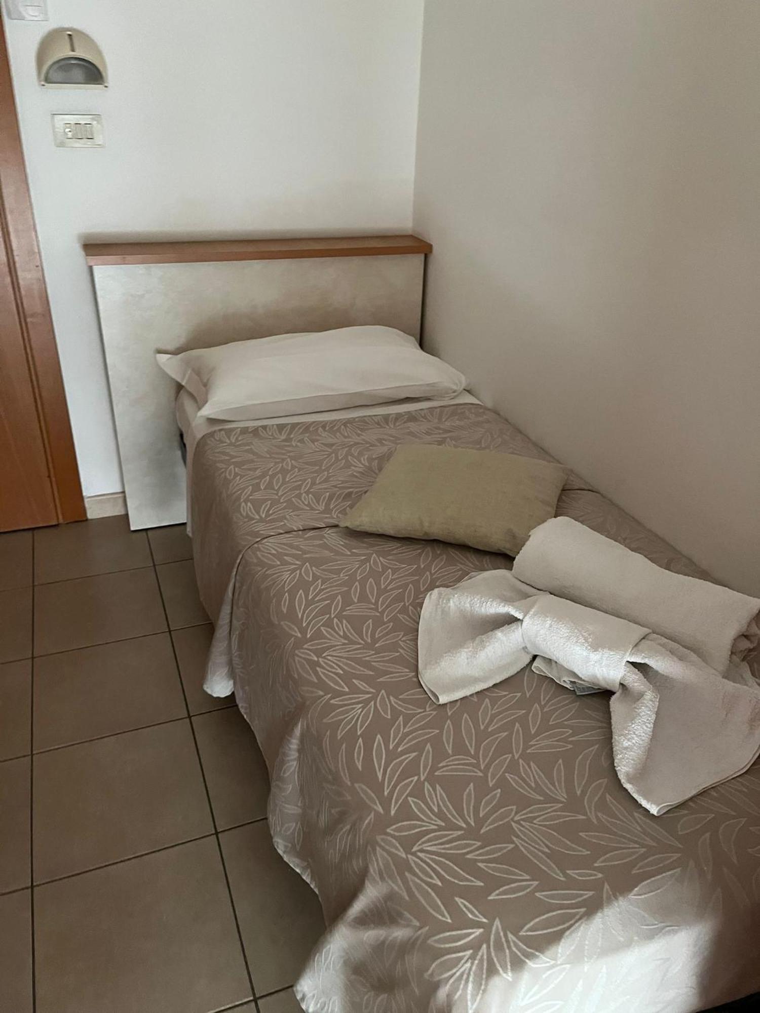 Hotel Vienna Rivazzurra Rimini Bagian luar foto