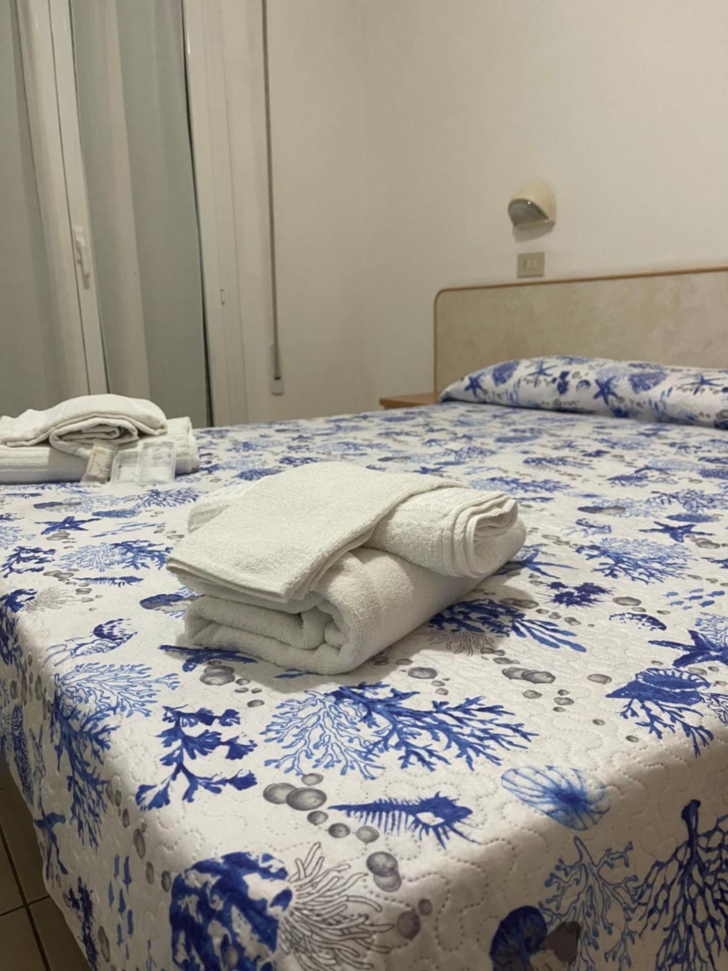 Hotel Vienna Rivazzurra Rimini Bagian luar foto