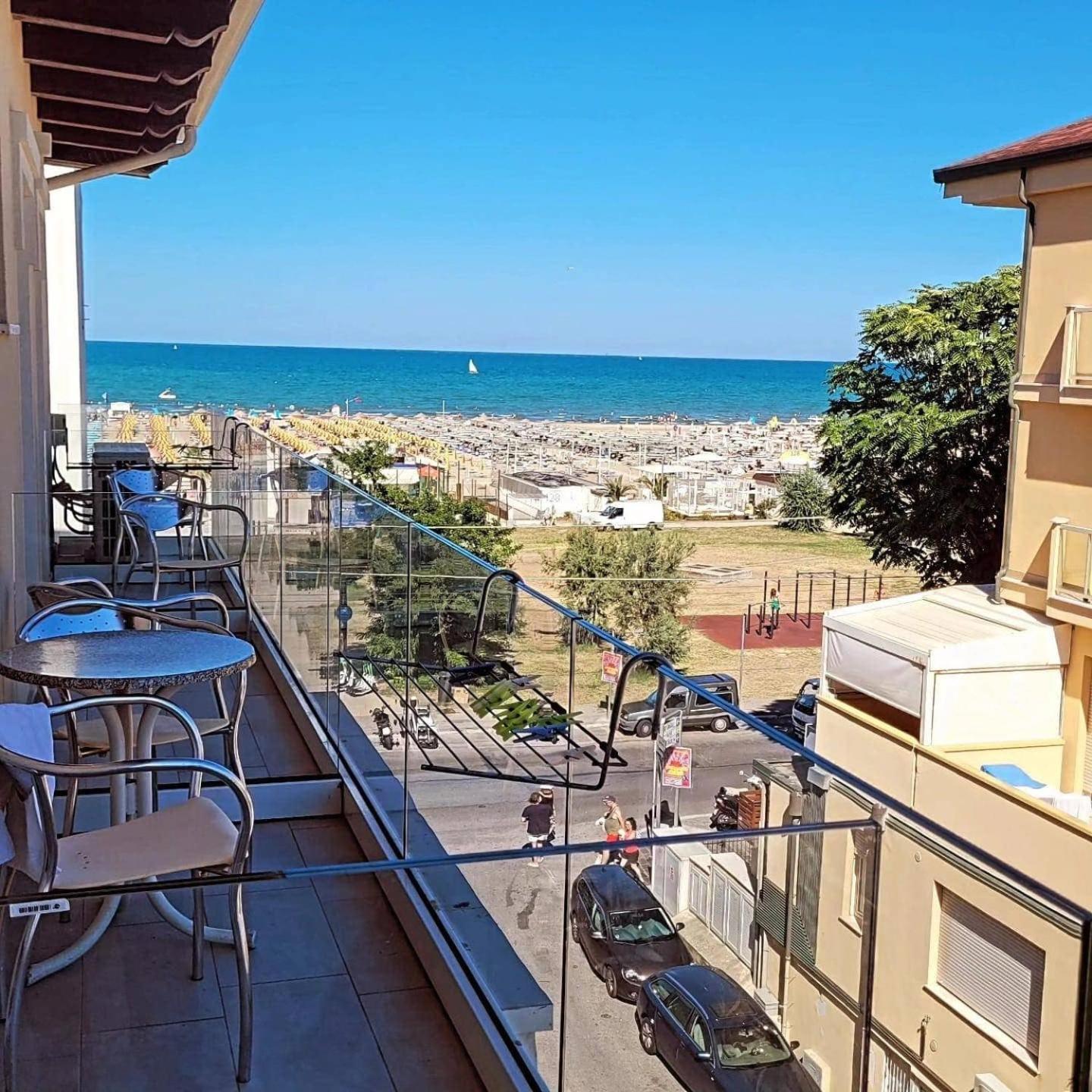 Hotel Vienna Rivazzurra Rimini Bagian luar foto