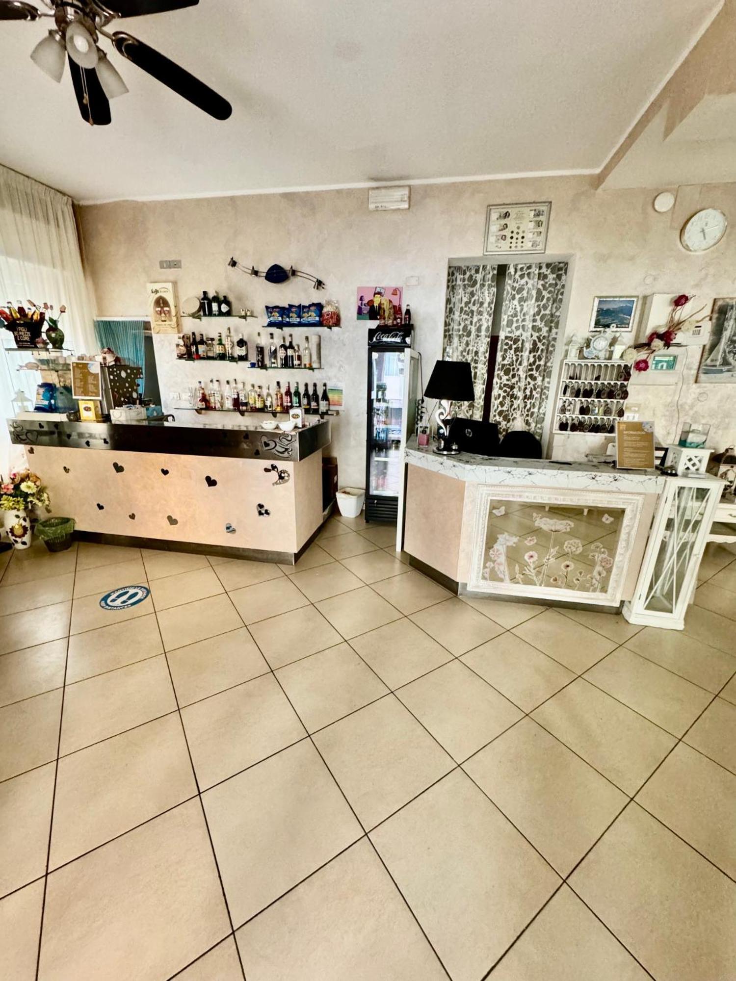 Hotel Vienna Rivazzurra Rimini Bagian luar foto